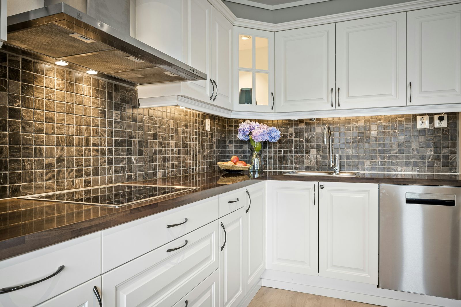 White kitchen cabinets with mosaic backsplash in Lakewood Ranch, Florida